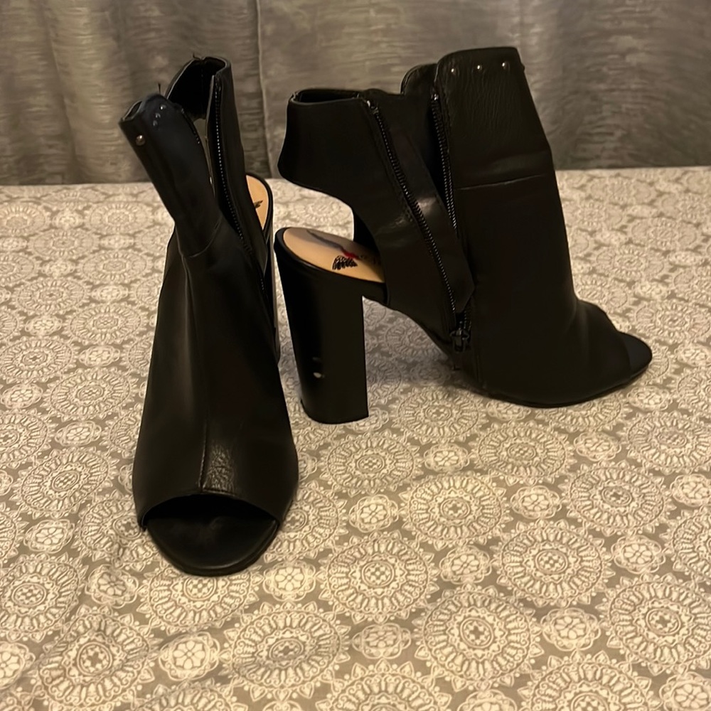 Open toes shoes